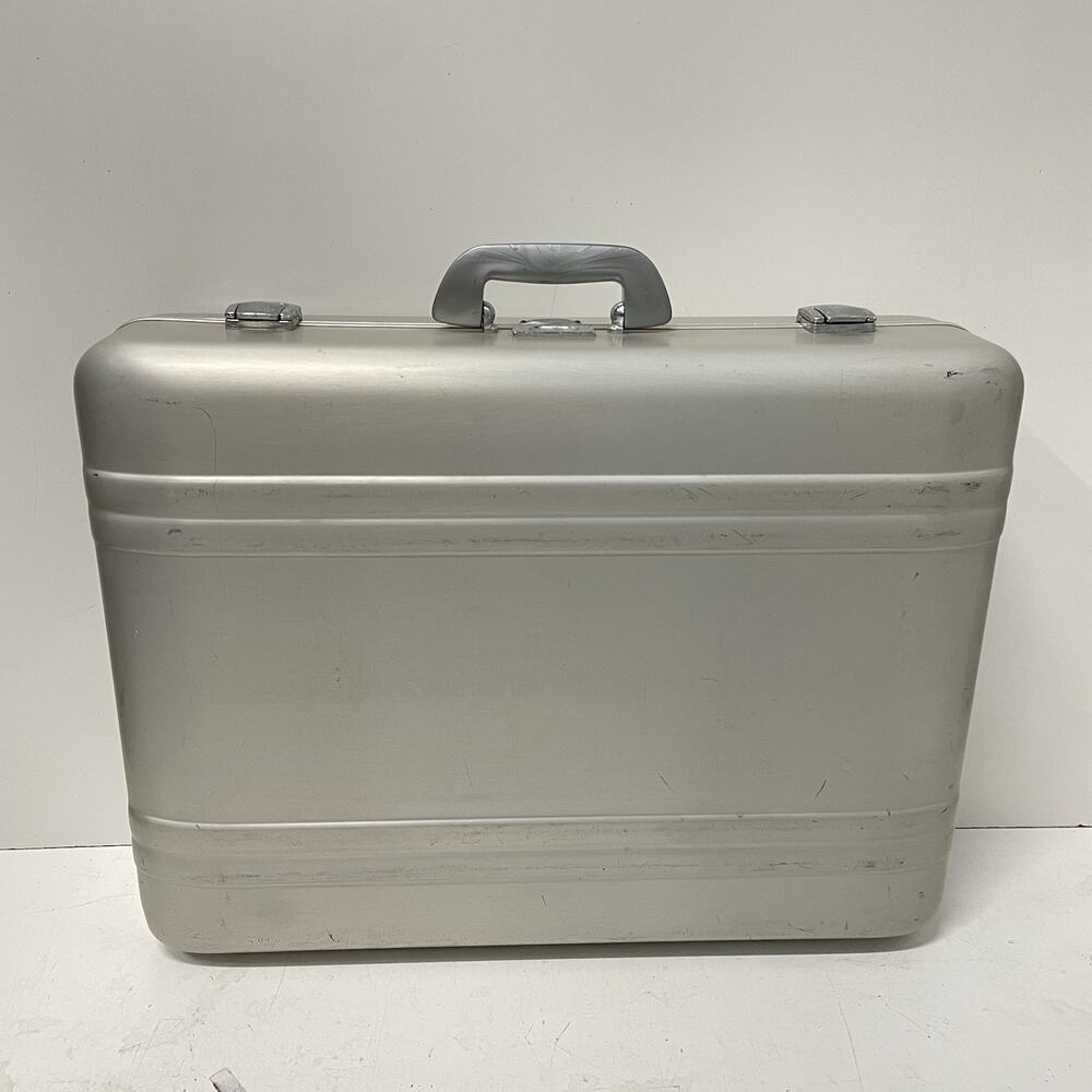 Vintage ZERO Halliburton Aluminum Luggage Tech Suitcase 24x18x8 Clean Inside EUC